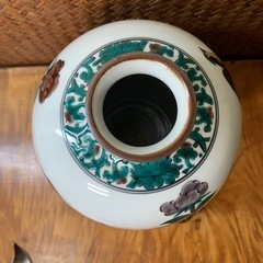 配送可能【九谷焼】三代 為吉作 色絵花鳥 飾壷 共箱付 在銘 名工 三ツ井詠一 花器 骨董 時代物 良品 の画像