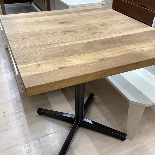 CRASH GATEのカフェテーブルのご紹介です