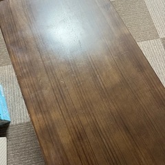 シンプルな木製テーブルの画像