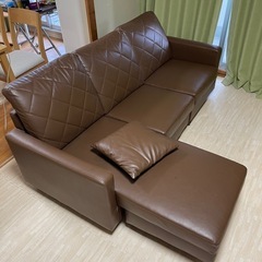 ソファー、テーブル、棚、BOX、チェアーの画像