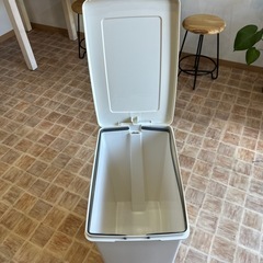 ゴミ箱
の画像