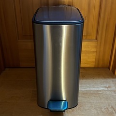 ★新品★ bclステンレスダストボックス　ゴミ箱　足踏開閉　シルバー　１１.５Ｌ　定価５，０００円　新品　未使用の画像