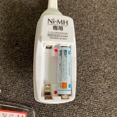 充電式電池　単三16個　単四11個　充電機　の画像
