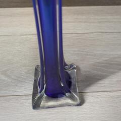ガラス製花瓶　藍色の画像