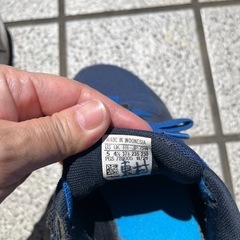 中古品adidas青色靴の画像