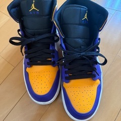 Nike Air Jorden 1 Mid "Lakers" の画像