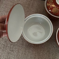 陶器の蓋付きどんぶりの画像