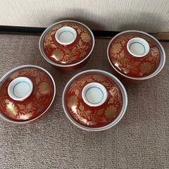 陶器の蓋付きどんぶりの画像
