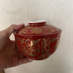 陶器の蓋付きどんぶりの画像