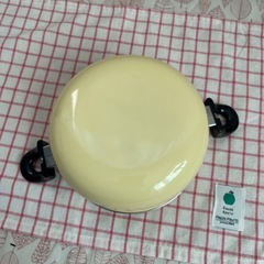 エジリーホーロー製 両手鍋　ヨーロッパの街レトロ　黄色　未使用　ガラス蓋の画像