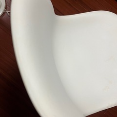 中古品白の椅子の画像