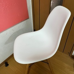 中古品白の椅子の画像