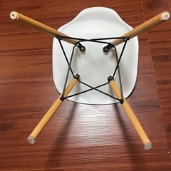 中古品白の椅子の画像