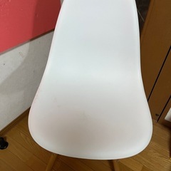 中古品白の椅子の画像