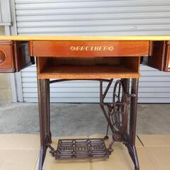 アンティークミシン台テーブルの画像
