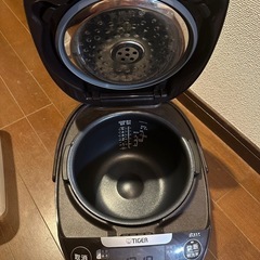 米びつと炊飯器の画像