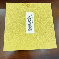 漆塗り 木製漆茶盆 丸盆 木彫り柄の画像