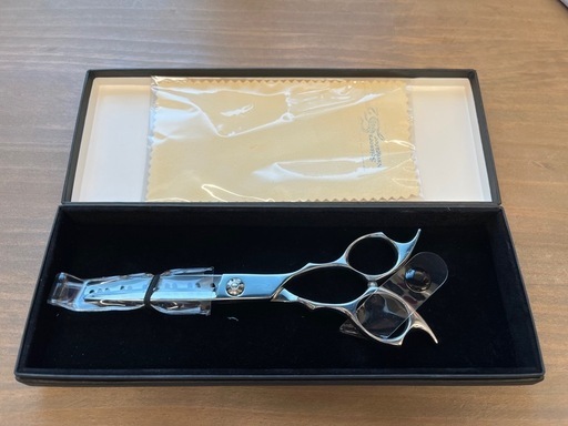 S2シザー　2丁　美容シザー【状態Sランク】中古品箱付きセーム、ドライバー付き。今なら更にカットシザーもプレゼントします❗️2丁でこの価格‼️