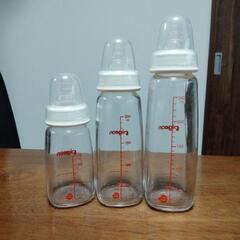 赤ちゃんお纏めセット│ピジョンの哺乳瓶4本セット（240ml1本,200ml2本,120ml1本）、乳首（6ヶ月頃）1個、電子レンジ熱処理消毒ケースの画像