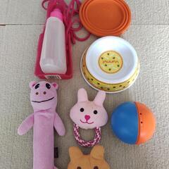 犬のペット用品色々　抱っこひも、おやつ、服、首輪、おもちゃ等の画像