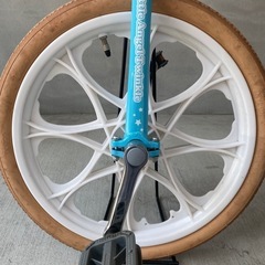 一輪車　スタンド付き　ホワイトタイヤ　水色　の画像