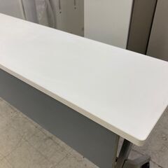 中古　良品　オカムラ　フラプター　スタッキングテーブル　スタックテーブル　フォールディングテーブル　サイドスタックテーブル　サイドフォールドテーブル　折りたたみ会議机　会議テーブル　長机　セミナーテーブル　ミーティングテーブル　キャスター付　幕板付　すっきり収納平行スタック　ホワイト　W1500×D450×H700　愛知　岐阜　三重　一宮市 　グッドプライス一宮の画像