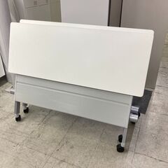 中古　美品　LION　スタッキングテーブル　スタックテーブル　ミーティングテーブル　フォールディングテーブル　サイドスタックテーブル　サイドフォールドテーブル　折りたたみ会議机　会議テーブル　長机　セミナーテーブル　棚付　キャスター付　幕板付　すっきり収納平行スタック　ホワイト　W1200×D450×H700　愛知　岐阜　三重　一宮市 　グッドプライス一宮の画像