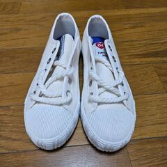 白スニーカー　23.5㎝の画像