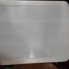 クリーム色衣装収納ケースの画像