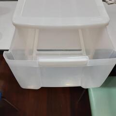 クリーム色衣装収納ケースの画像