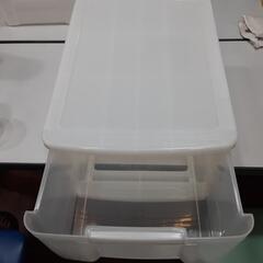 クリーム色衣装収納ケースの画像