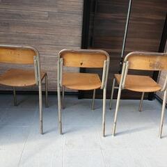 レトロ！学校の机と椅子の画像
