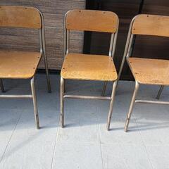 レトロ！学校の机と椅子の画像