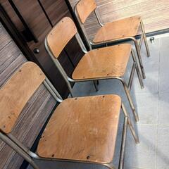 レトロ！学校の机と椅子の画像