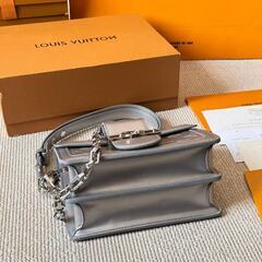 Louis Vuitton dauphine モノグラム チェーン ウォレットの画像