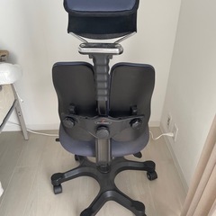 オフィスデスクとチェアの画像