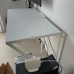 オフィスデスクとチェアの画像