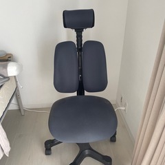 オフィスデスクとチェアの画像