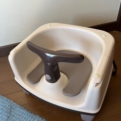 中古品の持ち運べれるベビーチェアの画像