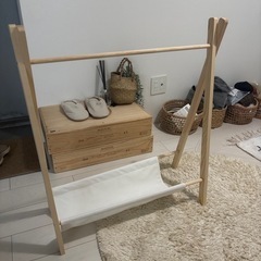 子供服用のハンガー　木材の画像