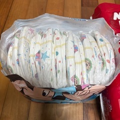 オムツ　未開封とバラの画像