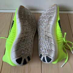 Nike 蛍光イエロー ランニングシューズの画像