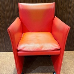 【4脚セット】Cassina（カッシーナ）正規品 アームチェア 赤 レザー／業務用・待合スペースに◎の画像