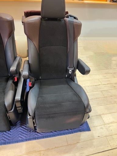 アルファード　キャプテンシート　オットマン付き