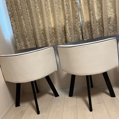 モダンスタイル　青と白のイス（4脚セット）の画像