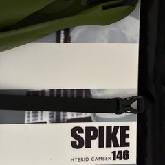 スノボー板とスノボーブーツの画像