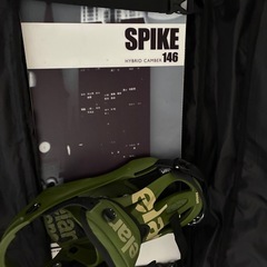 スノボー板とスノボーブーツの画像