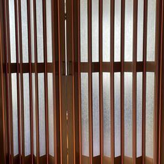 木目調のおしゃれな間仕切り戸　２枚の画像
