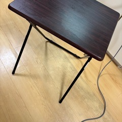 折りたたみ式の机の画像
