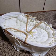バウンサーとバウンサー用テーブルとお布団付きキャリーの画像